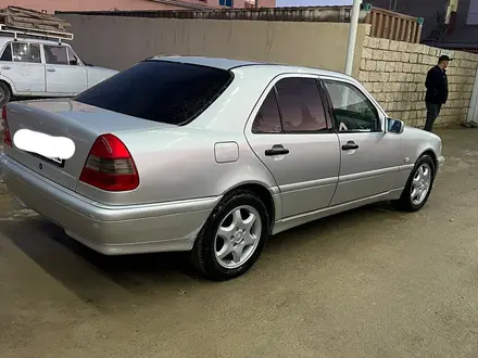 Mercedes-Benz C 240 1998 года за 2 700 000 тг. в Актау – фото 3