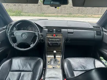 Mercedes-Benz E 320 1996 года за 2 800 000 тг. в Актау – фото 7