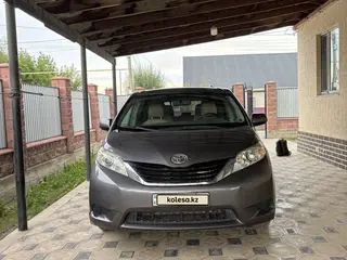 Toyota Sienna, 2010