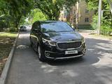 Kia Carnival 2015 года за 11 400 000 тг. в Шымкент – фото 2