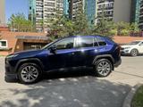 Toyota RAV4 2023 года за 18 700 000 тг. в Алматы – фото 3
