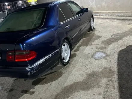 Mercedes-Benz E 320 1996 года за 2 100 000 тг. в Актау – фото 3