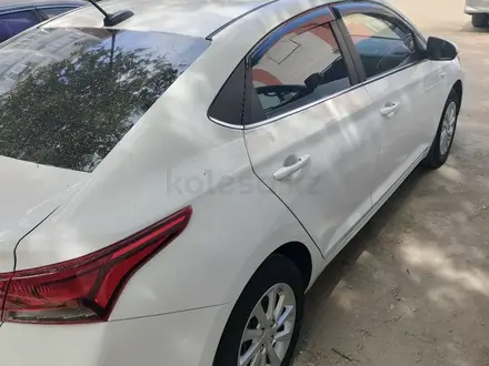 Hyundai Accent 2021 года за 8 900 000 тг. в Уральск – фото 2