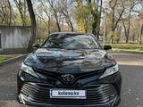 Toyota Camry 2020 года за 17 150 000 тг. в Алматы – фото 2