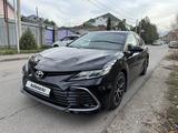 Toyota Camry 2021 года за 16 200 000 тг. в Алматы – фото 2