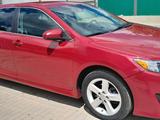 Toyota Camry 2014 годаүшін6 600 000 тг. в Актобе – фото 2