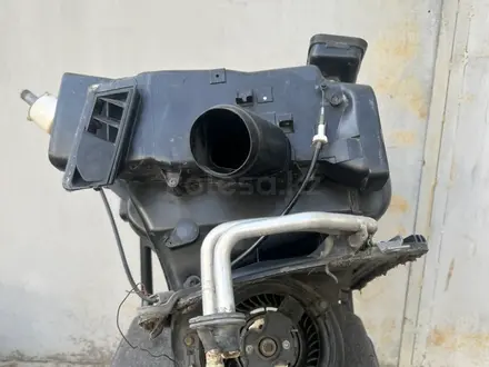 БЛОК ОТОПИТЕЛЯ (ПЕЧКА КОНДЕР) Mercedes w124 s124 c124 за 40 000 тг. в Алматы – фото 2