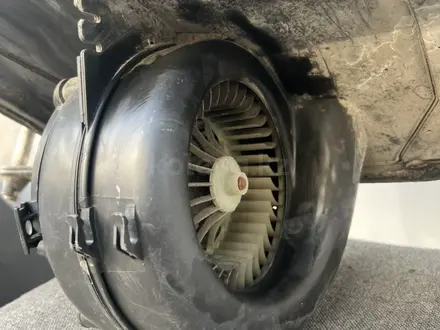 БЛОК ОТОПИТЕЛЯ (ПЕЧКА КОНДЕР) Mercedes w124 s124 c124 за 40 000 тг. в Алматы – фото 7