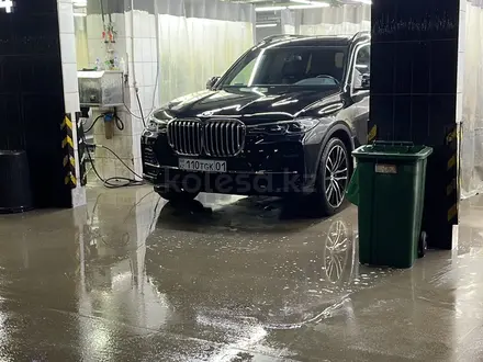 BMW X7 2019 года за 51 000 000 тг. в Астана – фото 2