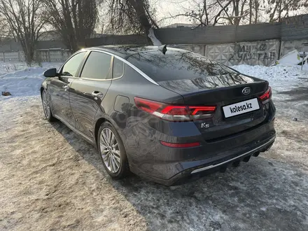 Kia K5 2019 года за 10 500 000 тг. в Алматы – фото 3