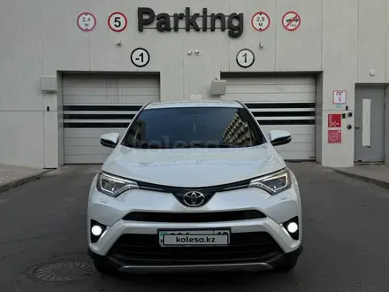 Toyota RAV4 2018 года за 12 100 000 тг. в Астана