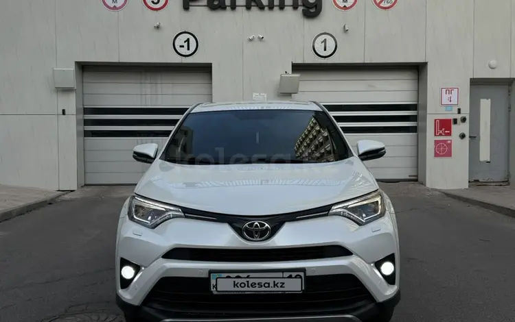 Toyota RAV4 2018 года за 12 100 000 тг. в Астана