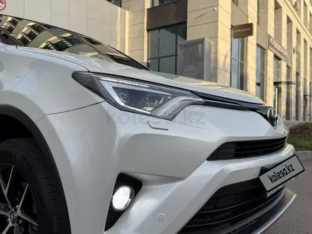 Toyota RAV4 2018 года за 12 100 000 тг. в Астана – фото 4