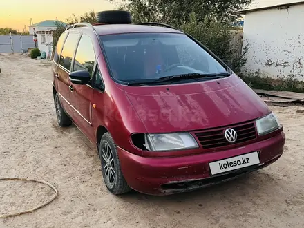 Volkswagen Sharan 1999 года за 1 650 000 тг. в Тайпак