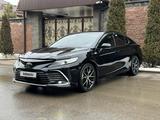 Toyota Camry 2023 года за 15 800 000 тг. в Талдыкорган – фото 2