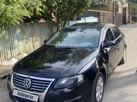 Volkswagen Passat 2005 годаүшін2 300 000 тг. в Алматы