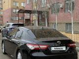 Toyota Camry 2018 года за 15 600 000 тг. в Атырау – фото 2