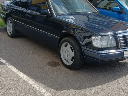 Mercedes-Benz E 220 1995 года за 2 500 000 тг. в Астана