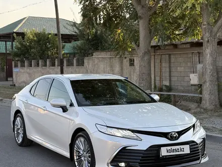 Toyota Camry 2023 года за 15 800 000 тг. в Шымкент