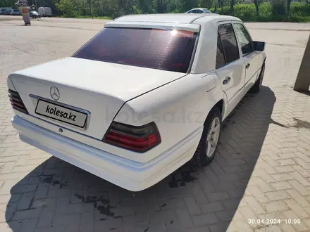 Mercedes-Benz E 220 1994 года за 2 499 999 тг. в Шамалган – фото 4