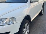Volkswagen Touareg 2005 года за 3 900 000 тг. в Костанай – фото 2