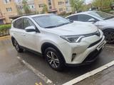 Toyota RAV4 2016 года за 10 700 000 тг. в Актобе