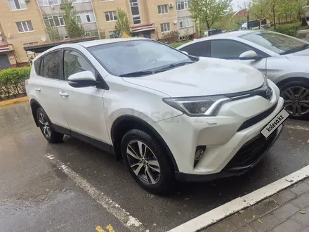 Toyota RAV4 2016 года за 10 700 000 тг. в Актобе