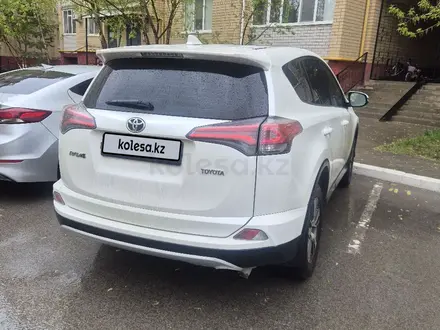 Toyota RAV4 2016 года за 10 700 000 тг. в Актобе – фото 2
