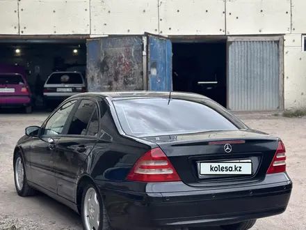 Mercedes-Benz C 200 2001 года за 2 900 000 тг. в Караганда – фото 3