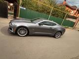 Chevrolet Camaro 2020 годаүшін15 336 900 тг. в Алматы – фото 2