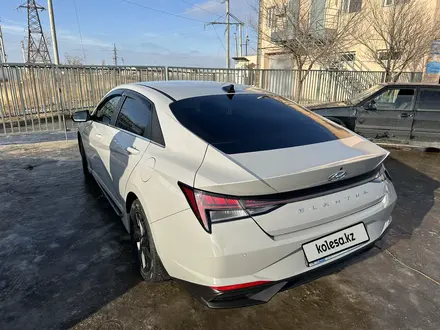 Hyundai Elantra 2022 года за 9 500 000 тг. в Атырау – фото 2