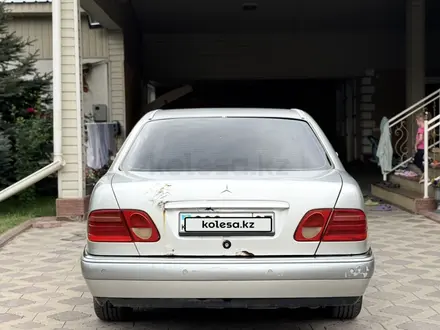 Mercedes-Benz E 240 1999 года за 2 100 000 тг. в Алматы – фото 2