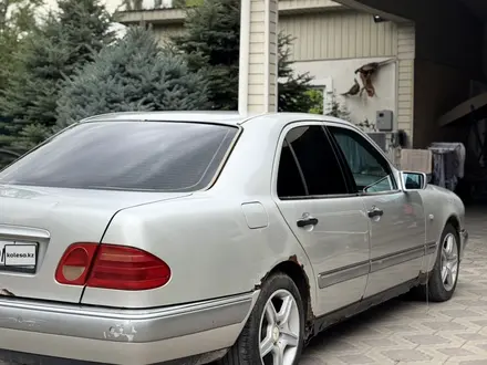 Mercedes-Benz E 240 1999 года за 2 100 000 тг. в Алматы – фото 4