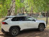 Toyota RAV4 2023 года за 15 500 000 тг. в Темиртау – фото 2