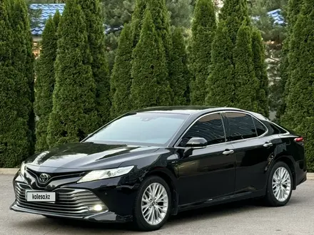 Toyota Camry 2018 года за 13 700 000 тг. в Алматы – фото 2