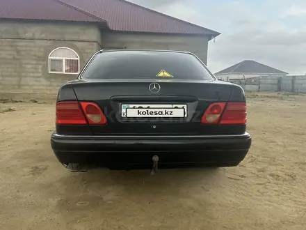 Mercedes-Benz E 240 1998 года за 2 574 094 тг. в Кульсары – фото 5