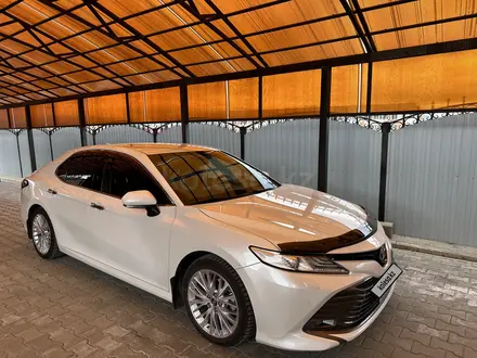 Toyota Camry 2019 года за 13 500 000 тг. в Алматы – фото 2