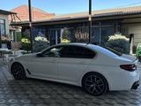 BMW 5 серия 2022 года за 23 000 000 тг. в Шымкент – фото 3