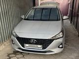 Hyundai Accent 2021 года за 7 750 000 тг. в Караганда – фото 2