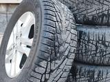 Шины с дисками Nokian Hakkapeliitta за 650 000 тг. в Алматы – фото 2