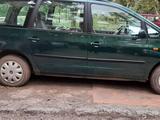 Volkswagen Sharan 1998 годаfor2 100 000 тг. в Караганда