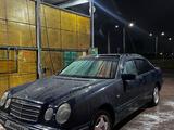 Mercedes-Benz E 200 1997 года за 2 600 000 тг. в Астана – фото 2