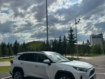 Toyota RAV4 2021 года за 17 300 000 тг. в Астана – фото 2