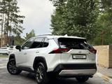 Toyota RAV4 2023 года за 15 200 000 тг. в Караганда – фото 3