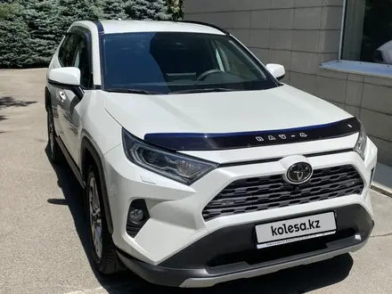 Toyota RAV4 2021 года за 19 000 000 тг. в Алматы – фото 2