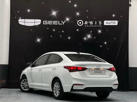 Hyundai Accent 2018 года за 6 985 000 тг. в Атырау – фото 4