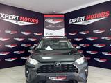 Toyota RAV4 2022 года за 14 000 000 тг. в Атырау