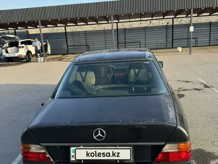 Mercedes-Benz E 220 1993 года за 1 750 000 тг. в Талдыкорган – фото 4
