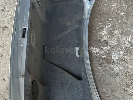 Крышка багажника на ауди А 8 д2 за 20 000 тг. в Алматы – фото 3