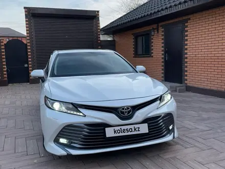 Toyota Camry 2019 года за 13 200 000 тг. в Актобе – фото 3